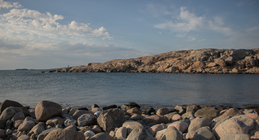 Photo de la mer depuis une plage de rocher.